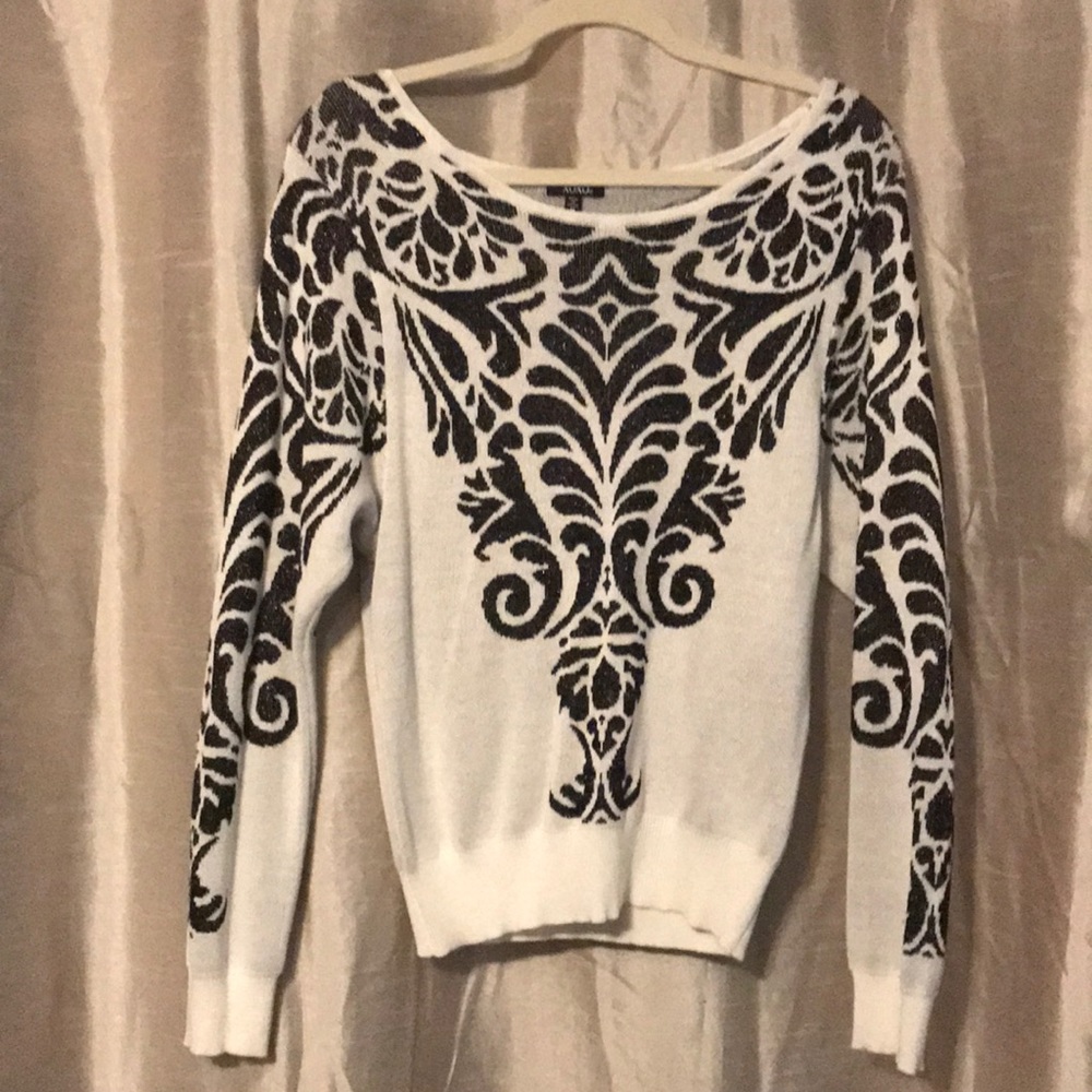 🔴SOLD🔴 Off the shoulder, XOXO sweater